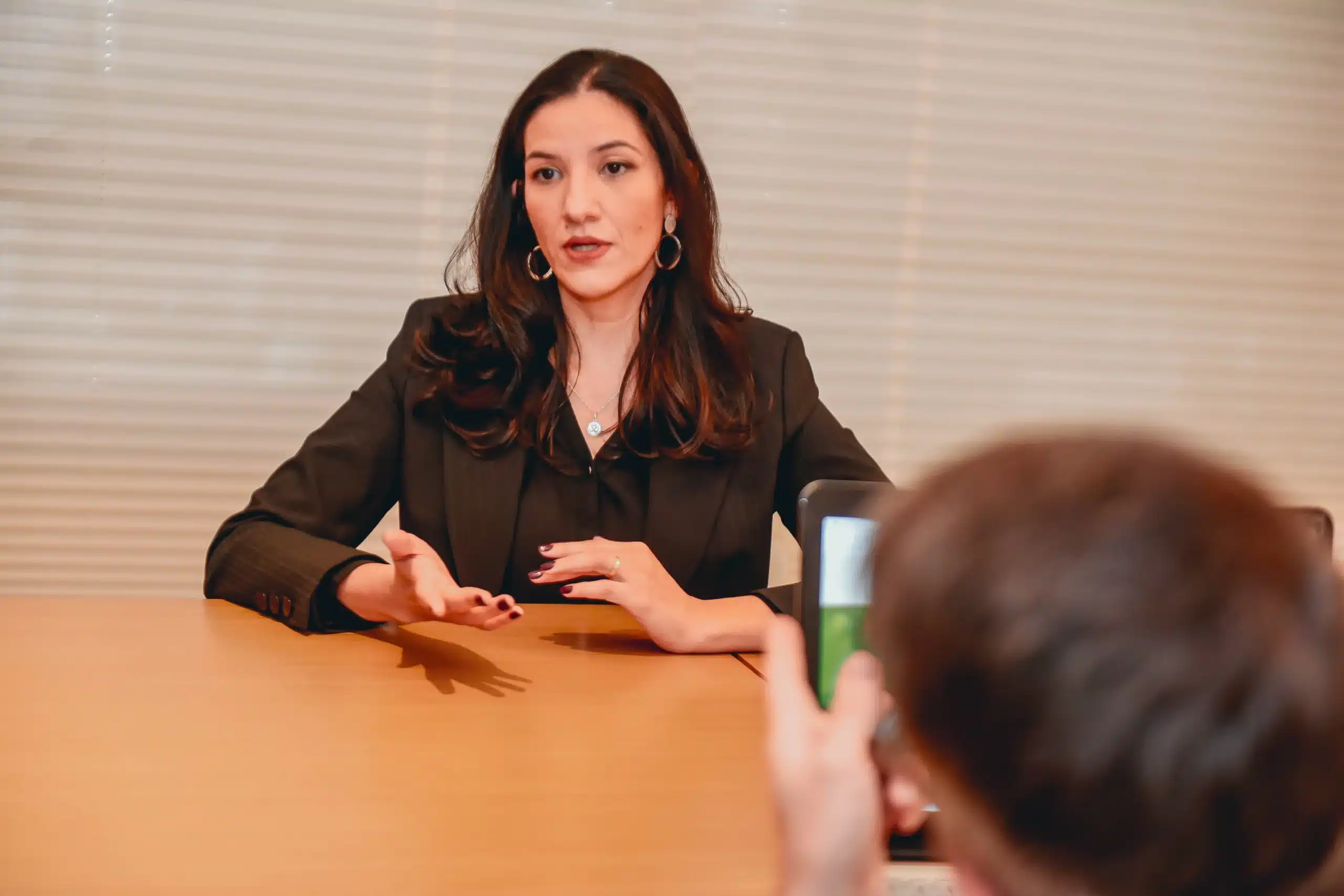 Atendimento psicológico em consultório com profissional realizando escuta clínica durante sessão individual