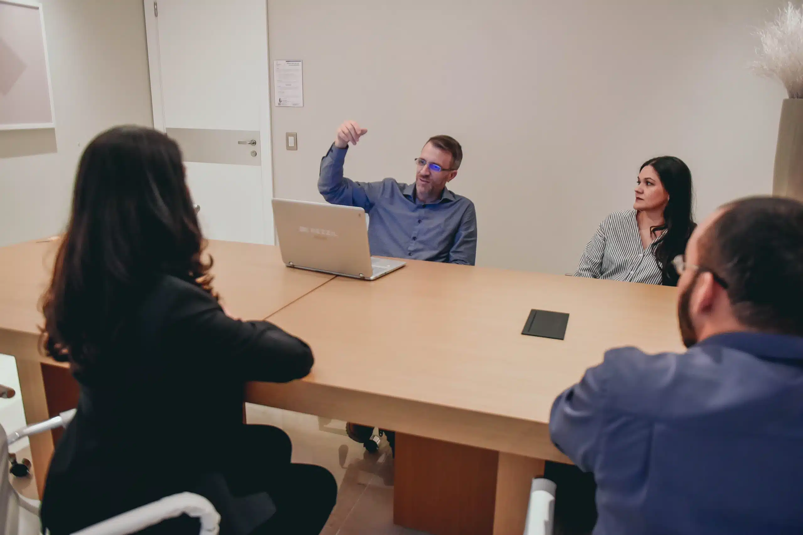 Sessão de atendimento psicológico em grupo com profissionais e participantes em discussão orientada