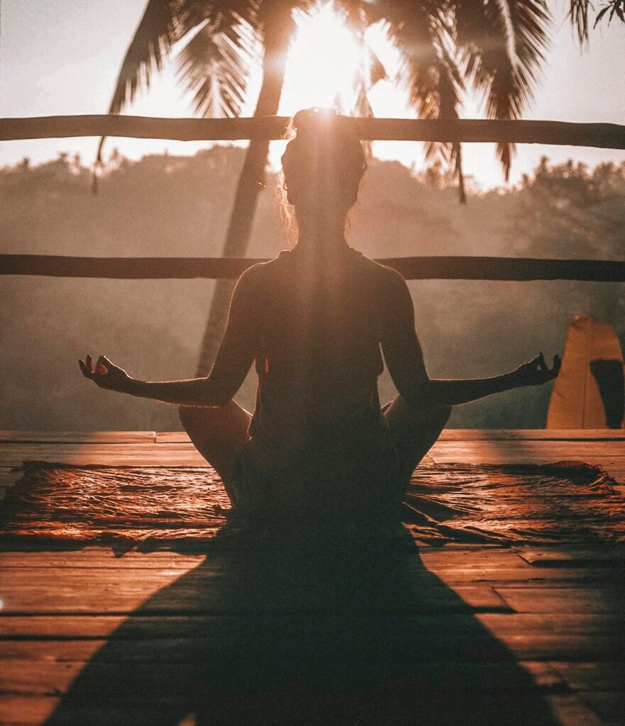 Pessoa meditando — mindfulness e performance mental TBrain Curitiba